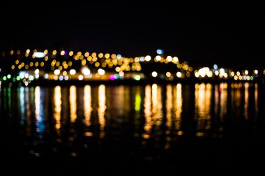 Bokeh Nehri üzerinde yansıması ile şehirdeki sokak ışık