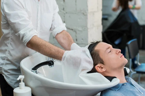 Visão de perfil de um jovem se preparando para seu cabelo lavado — Fotografia de Stock