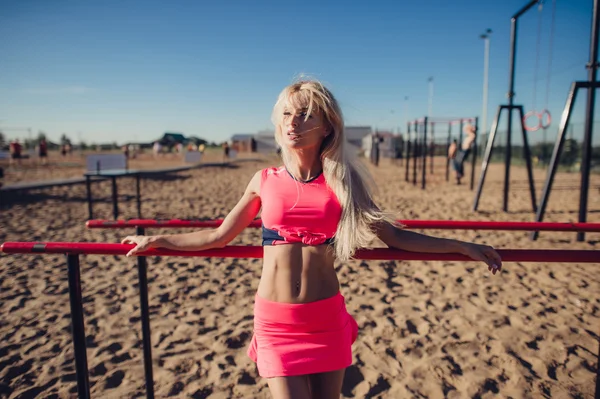 Güzel atlet kadının spor sahilde egzersiz yapması — Stok fotoğraf