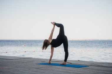 Güzel bir kadının göle yoga yaparken görüntü
