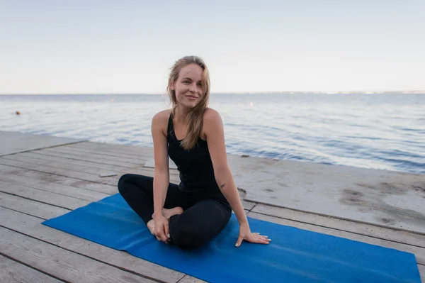 Donna Yoga - rilassarsi nella natura vicino al lago — Foto Stock