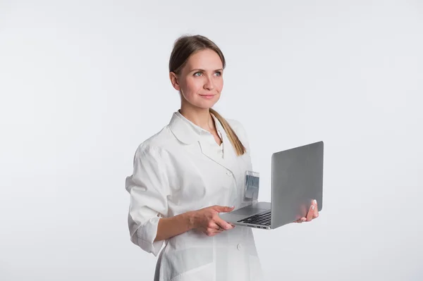 Medico medico donna sorriso tenere tablet pc, utilizzando il computer. infermiere con stetoscopio isolato su sfondo bianco — Foto Stock