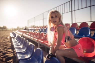 Yoğun Voleybol oyunu, kadın runner sonra yaz arka plan üzerinde dinlenme Sahilde oturmuş çekici kadın runner