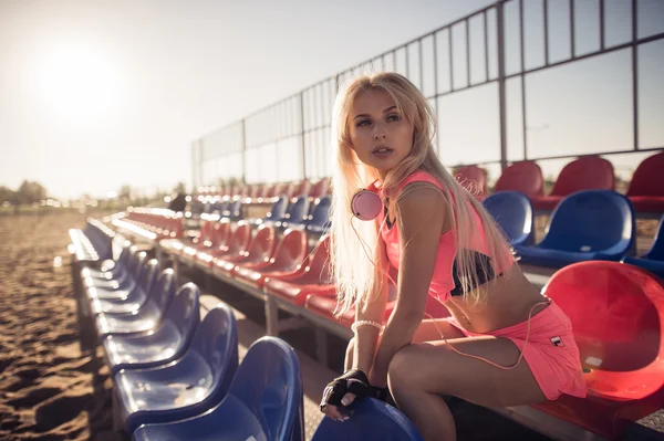 Yoğun Voleybol oyunu, kadın runner sonra yaz arka plan üzerinde dinlenme Sahilde oturmuş çekici kadın runner