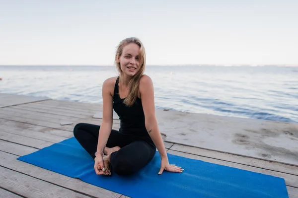 Donna Yoga - rilassarsi nella natura vicino al lago — Foto Stock