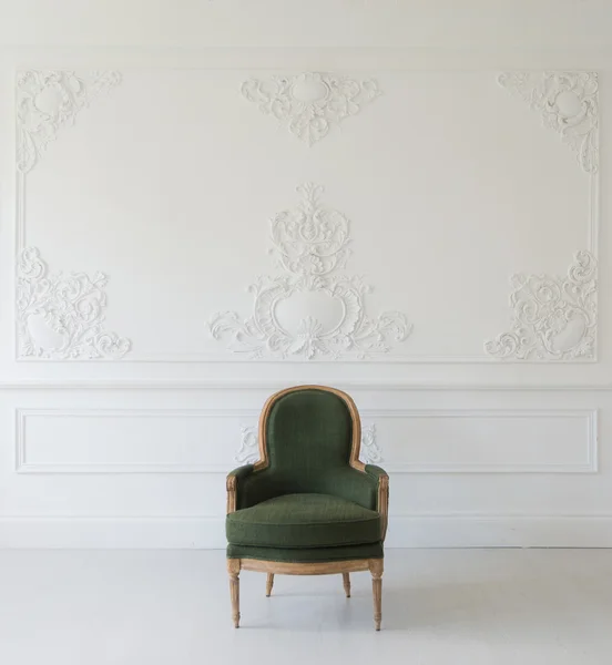Vardagsrum med antika snygg grön fåtölj på lyx vit vägg Relief stuckatur lister Wooded designelement — Stockfoto