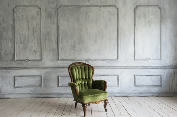 Un fauteuil classique contre un mur blanc et le sol. Espace de copie — Photo