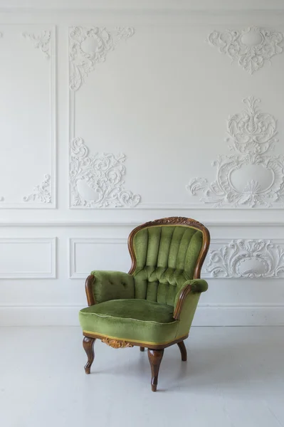 Un sillón clásico contra una pared blanca y el suelo. Copiar espacio —  Fotos de Stock