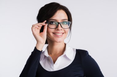 Yeni gözlük çalışan genç çekici mutlu kadın