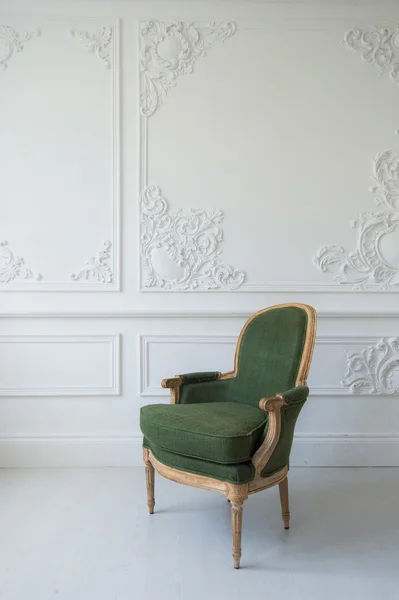 Poltrona verde elegante no interior branco brilhante limpo de luxo — Fotografia de Stock