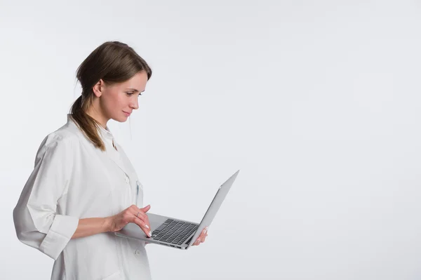 Médico médico mujer sonrisa mantenga la tableta PC, utilizando el ordenador. enfermera aislado sobre fondo blanco — Foto de Stock