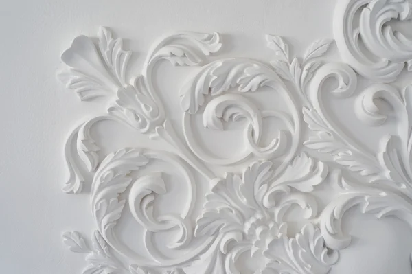 럭셔리 화이트 벽 디자인 옅은 치장 벽 토 조형 roccoco 요소와 — 스톡 사진