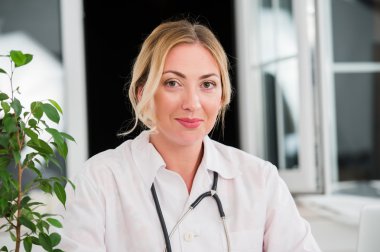 yetişkin kadın doktor Ofis Masası, belgeleri okuma