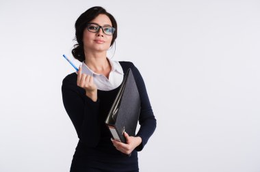 İnek gözlük takan ve seksi tutum olması, üzerinde beyaz izole ağız, bir kalem tutan bir çekici genç öğretmen closeup