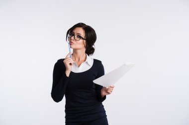 Beyaz bir arka plan üzerinde izole Pano konumu olan düşünceli kadın