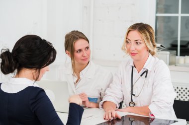 X-ışını inceleyerek grup, doktorlar sahip toplantı içinde A hastane ofis