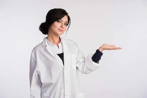 Señalando a la mujer espacio de copia en blanco médico enfermera sobre fondo blanco — Foto de Stock