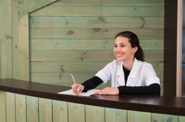 Mutlu Güzellik Salonu Yöneticisi portre. Kavram iş ve vücut bakımı hakkında