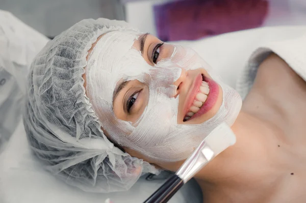Femeia tânără la procedurile spa care aplică mască — Fotografie, imagine de stoc