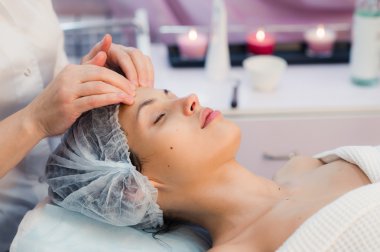 Genç, güzel ve sağlıklı kadın spa salonda. Geleneksel oryantal Masaj Terapisi, güzellik uygulamaları.