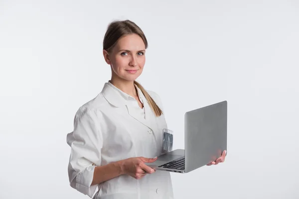 Lekarz kobieta uśmiech trzymać komputera typu tablet, za pomocą komputera. pielęgniarki z stetoskop na białym tle nad białym — Zdjęcie stockowe