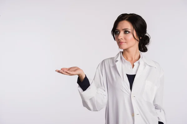 Señalando a la mujer espacio de copia en blanco médico enfermera sobre fondo blanco — Foto de Stock