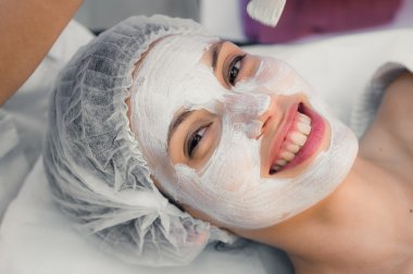 genç kadın maskesi uygulayarak spa prosedürler