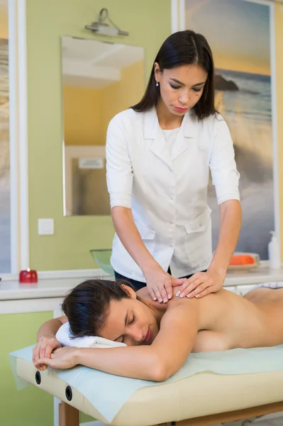 Mulher bonita desfrutando de massagem no ombro beleza spa — Fotografia de Stock