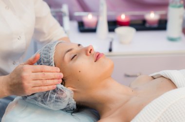 Güzel ve genç birbayan rahatlatıcı yüz masaj güzellik Spa ile