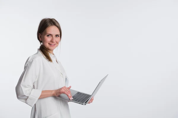 Médico médico mujer sonrisa mantenga la tableta PC, utilizando el ordenador. enfermera aislado sobre fondo blanco — Foto de Stock