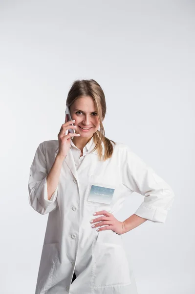 Doctora hablando en el teléfono celular aislado sobre fondo blanco — Foto de Stock