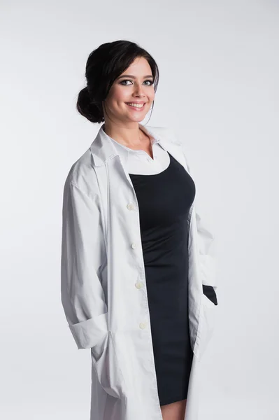 白い背景の上に孤立したガウンを着ている女性美しい医者の女性 — ストック写真