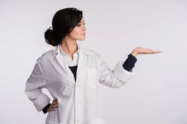 Señalando a la mujer espacio de copia en blanco médico enfermera sobre fondo blanco — Foto de Stock