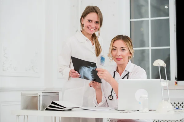 Dos mujeres médicas que miran rayos X en un hospital — Foto de Stock