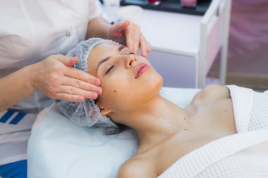 gülen esmer bir baş masajı Sağlık Spa keyfi