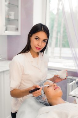 Spa yordamı yüzünde sahip genç güzel kadın