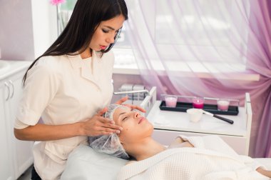 Güzellik salonunda çalışmaya kadın güzellik uzmanı