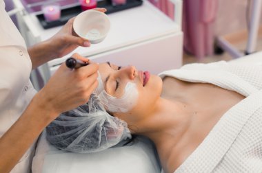 Spa yordamı yüzünde sahip genç güzel kadın