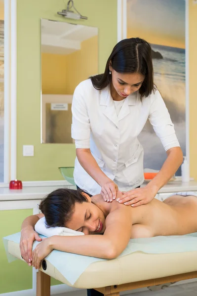 Jovem mulher recebendo boa massagem spa relaxante — Fotografia de Stock