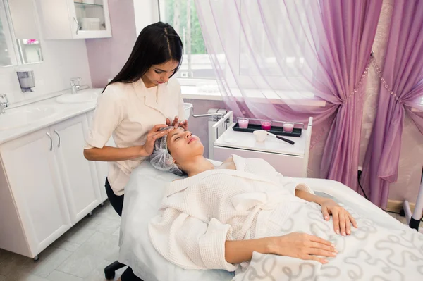 Mujer cosmetóloga para trabajar en el salón de belleza — Foto de Stock