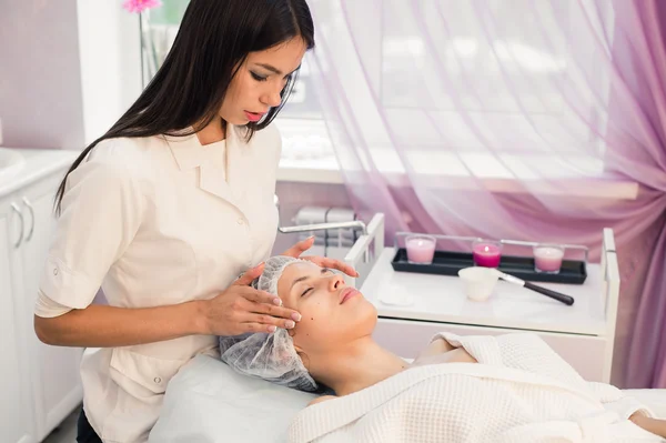 Mujer cosmetóloga para trabajar en el salón de belleza — Foto de Stock