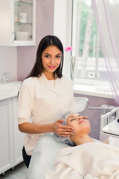 Mujer cosmetóloga para trabajar en el salón de belleza — Foto de Stock