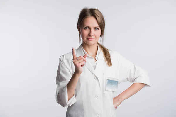 Giovane infermiera medico donna che presenta e mostra spazio copia per il prodotto o il testo. Caucasico femmina medico isolato su sfondo bianco . — Foto Stock