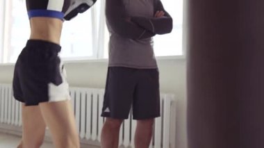 Spor antrenörüyle boks yapan güzel bir kadın. Kişisel koçla boks antrenmanı yapan kız boksör.