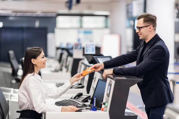 Jonge knappe zakenman flirten met vrouwelijke receptioniste — Stockfoto