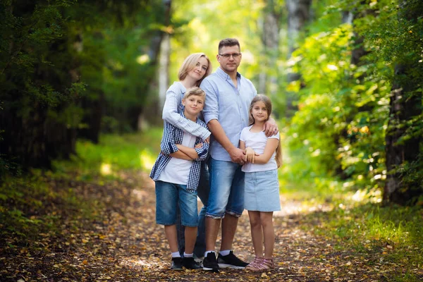 Feliz família ao ar livre retrato em uma floresta — Fotografia de Stock