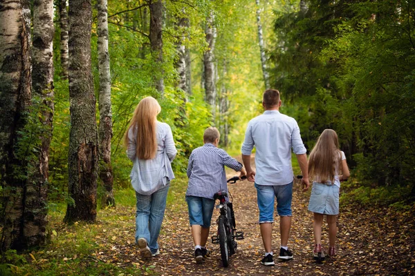 Retrato al aire libre familia feliz en un bosque — Foto de Stock