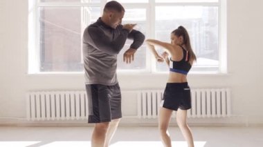 Çekici genç bir boksör kız arkadaşına boks eğitimi için donanımlı bir çatı katında boks teknikleri öğretiyor.