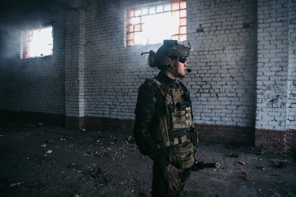 Militares con armas defendiendo el edificio. Soldado de guardia asegurando territorio mirando a su alrededor. — Foto de Stock