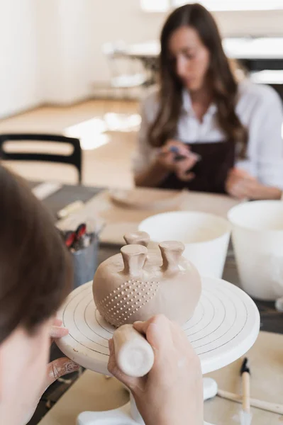 Enfant en cours de décoration du vase en argile. Atelier de poterie pour enfants. — Photo